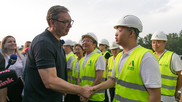 塞尔维亚总统武契奇视察山东高速集团承建的多瑙走廊快速路项目.jpg